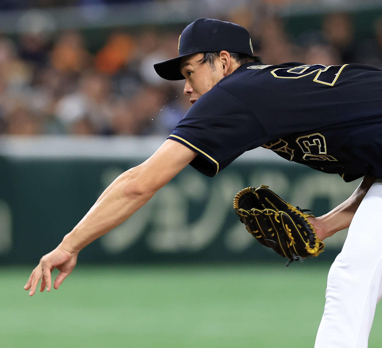 巨人対オリックス　汗を飛ばして力投するオリックス先発の佐藤（撮影・浅見桂子）