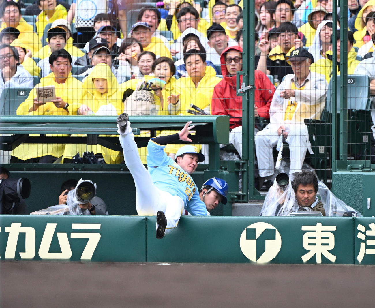 阪神対西武　3回表西武2死一塁、奥村の打球を追って一塁カメラマン席に落下する一塁手渡辺（撮影・和賀正仁）