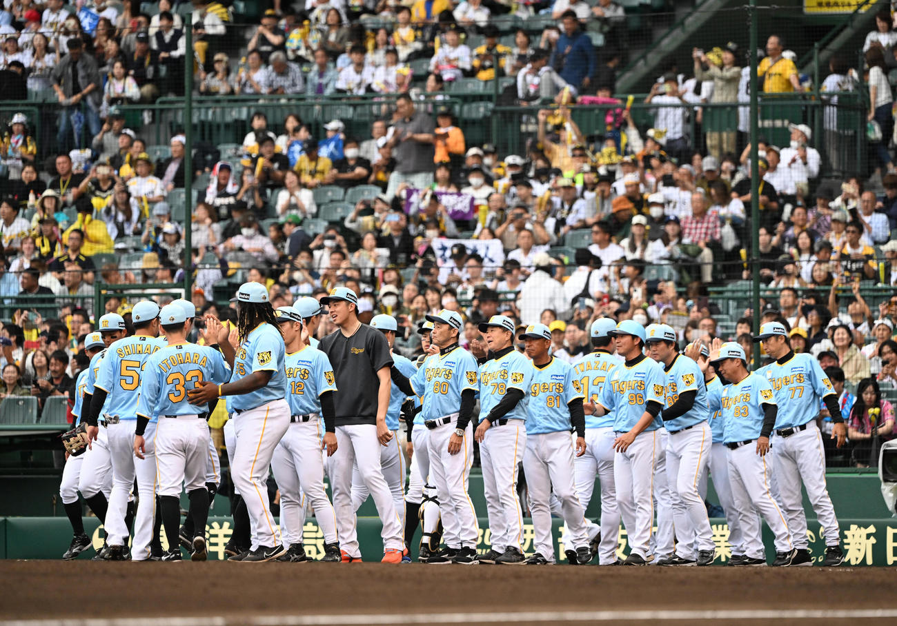 阪神対西武　西武に勝利しナインとタッチする岡田監督ら（撮影・和賀正仁）