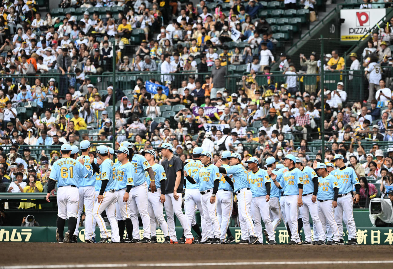 阪神対西武　西武に勝利しナインとタッチする岡田監督ら（撮影・和賀正仁）