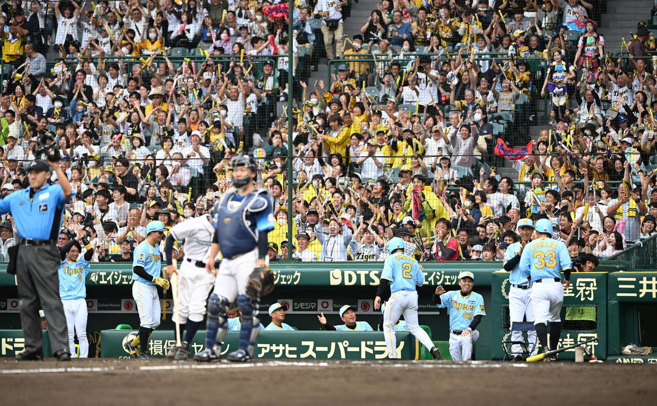 阪神対西武　7回裏阪神2死二、三塁、中野の適時三塁打で生還した梅野と糸原を笑顔で迎える岡田監督（撮影・和賀正仁）