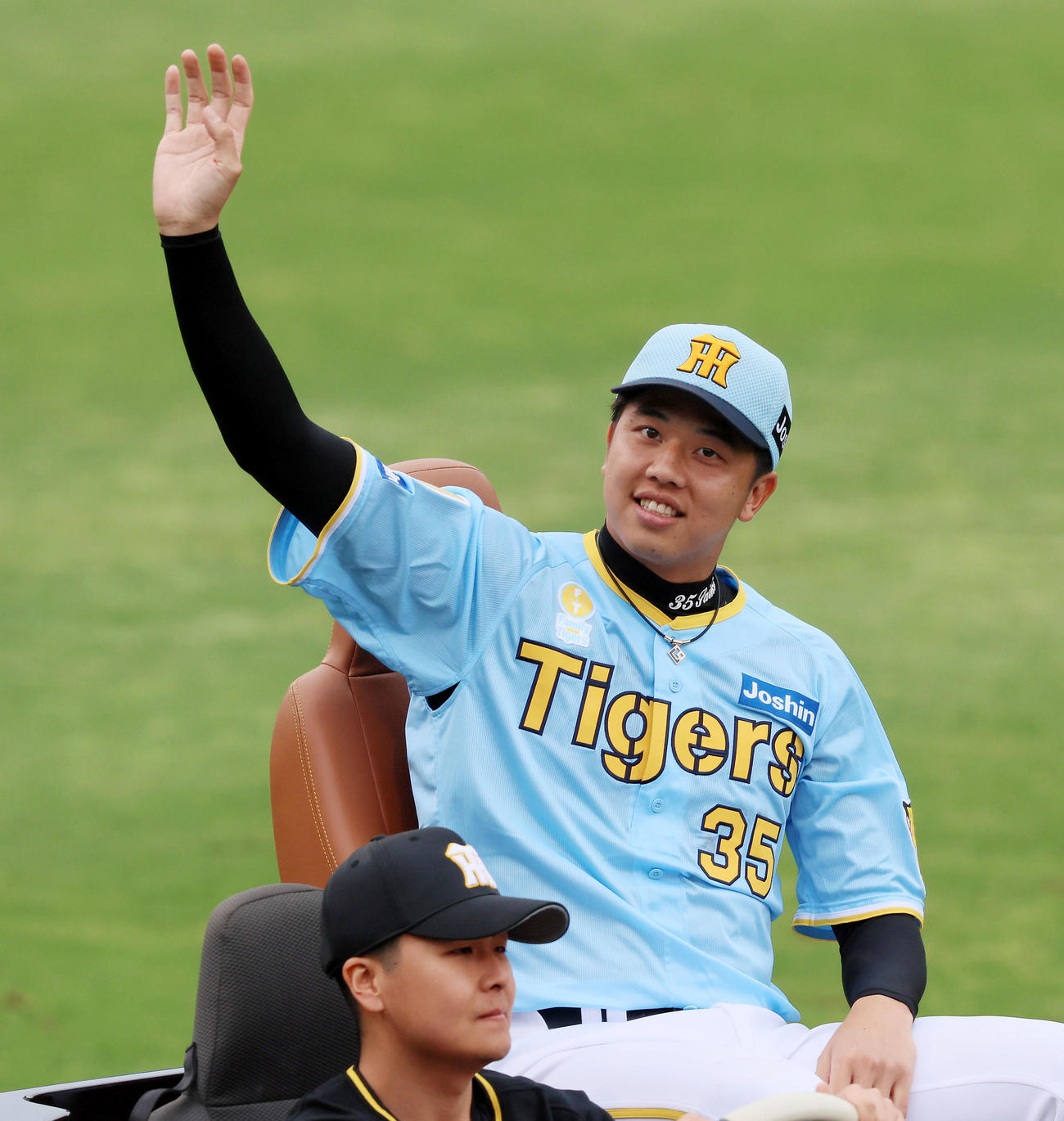 阪神対西武　リリーフカーで場内1周する才木（撮影・加藤哉）