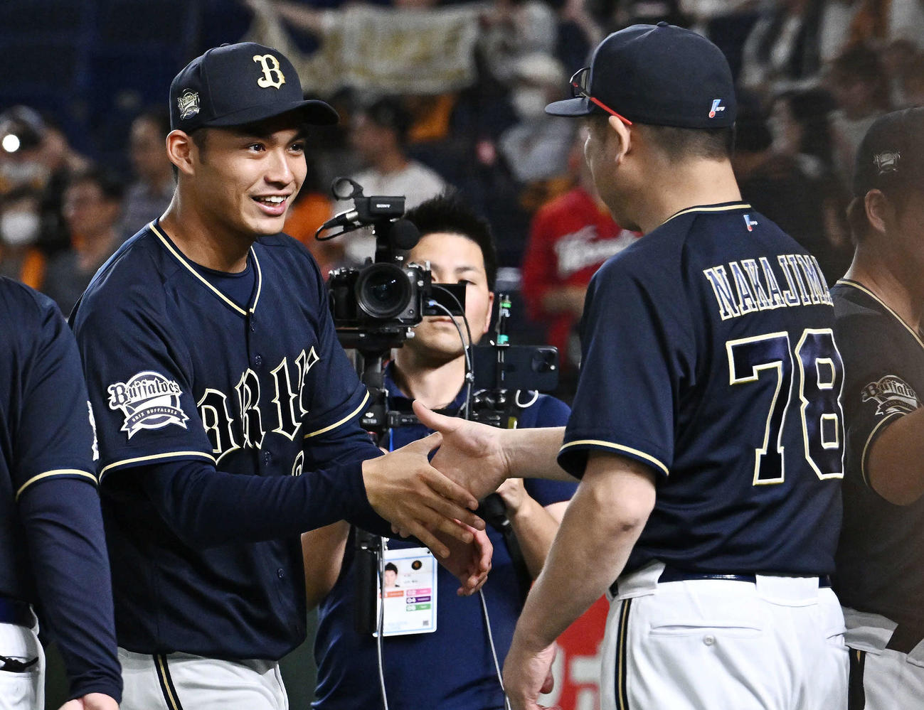 巨人対オリックス　試合後、プロ初勝利のオリックス佐藤（左）は中嶋監督と握手を交わす（撮影・滝沢徹郎）