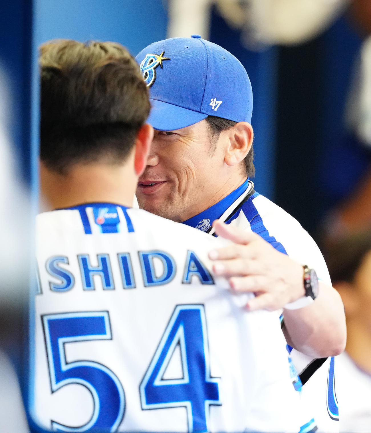 DeNA対ソフトバンク　5回裏終了後、ベンチでDeNA先発石田裕（左）をねぎらう三浦監督（撮影・江口和貴）