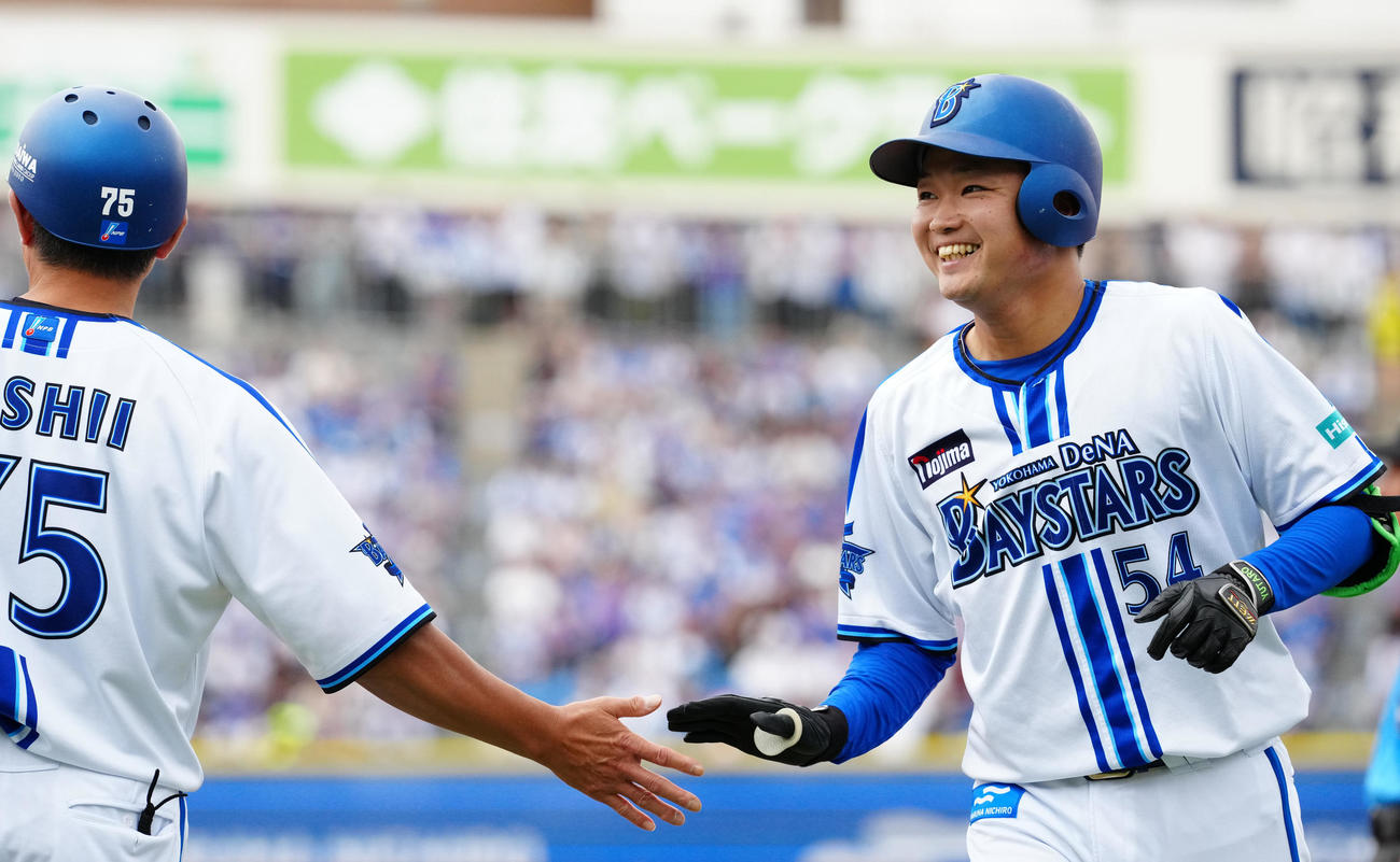 DeNA対ソフトバンク　4回裏DeNA無死一塁、送りバントを決め笑顔を見せる石田裕（撮影・江口和貴）