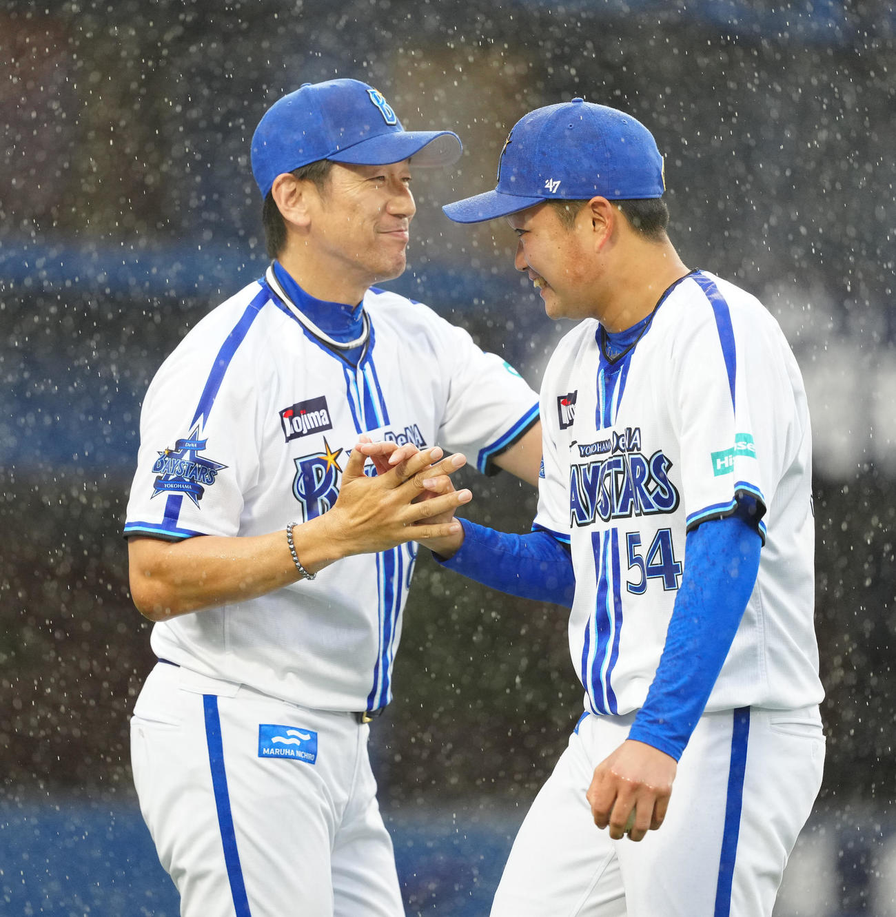 DeNA対ソフトバンク　試合後、DeNA三浦監督（左）とタッチを交わす石田裕（撮影・江口和貴）