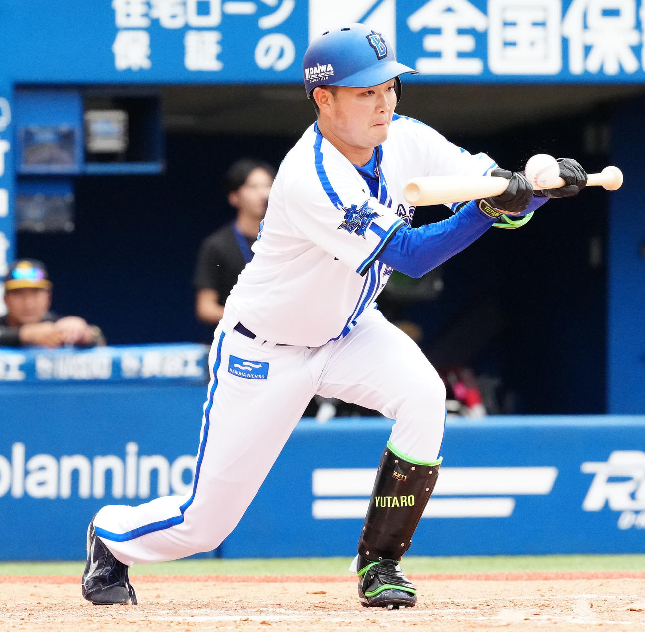 DeNA対ソフトバンク　4回裏DeNA無死一塁、送りバントを決める石田裕（撮影・江口和貴）
