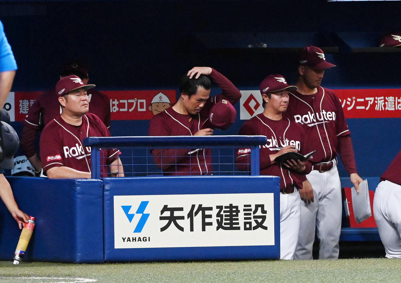 中日対楽天　中日に敗れがっくりする今江監督（中央）（撮影・前岡正明）