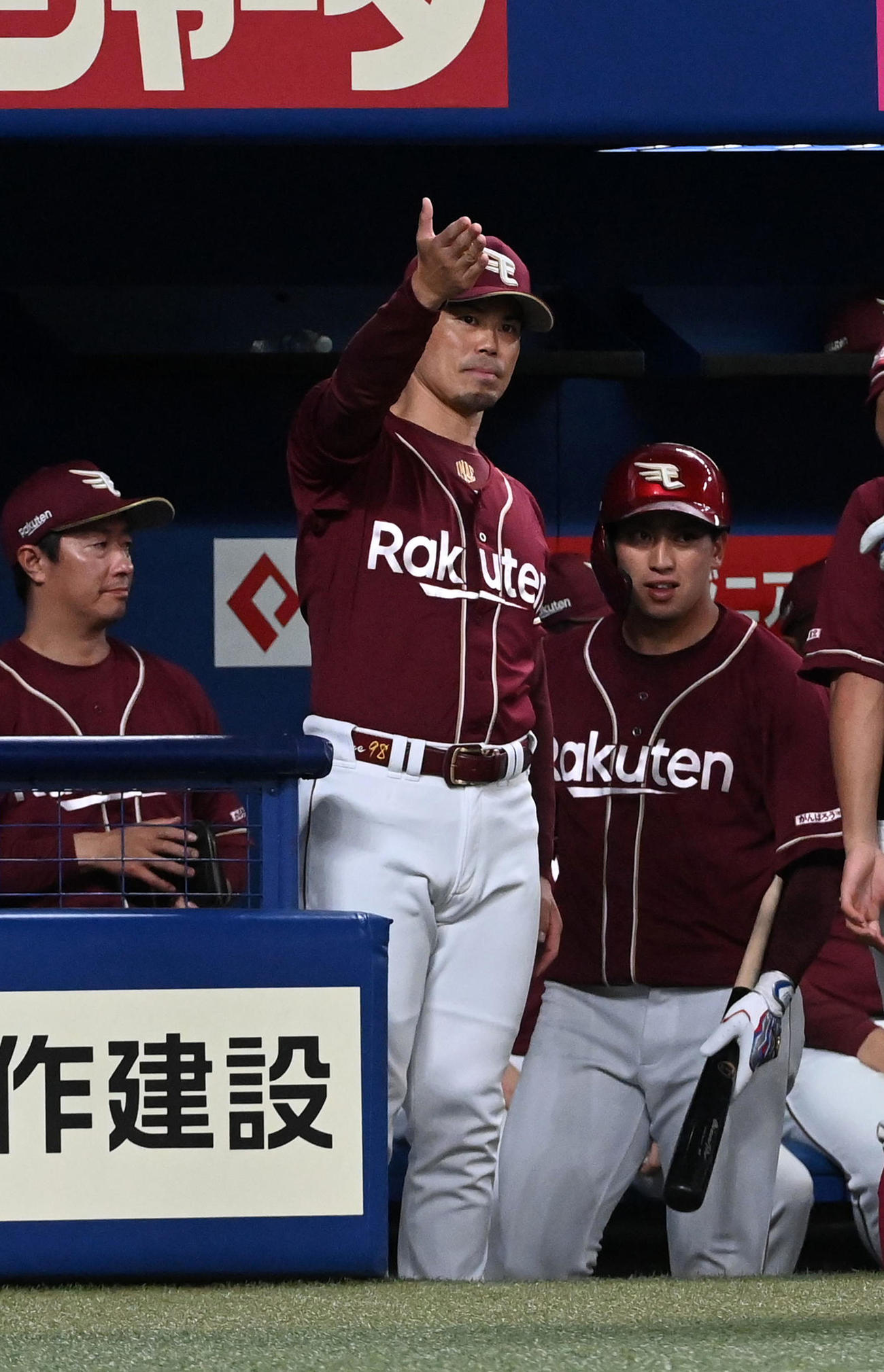 中日対楽天　7回表楽天2死一塁、代打に浅村を告げる今江監督（撮影・前岡正明）