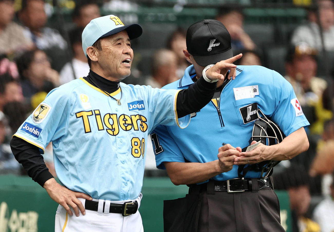阪神対西武　選手交代を告げる阪神岡田監督（撮影・西尾就之）