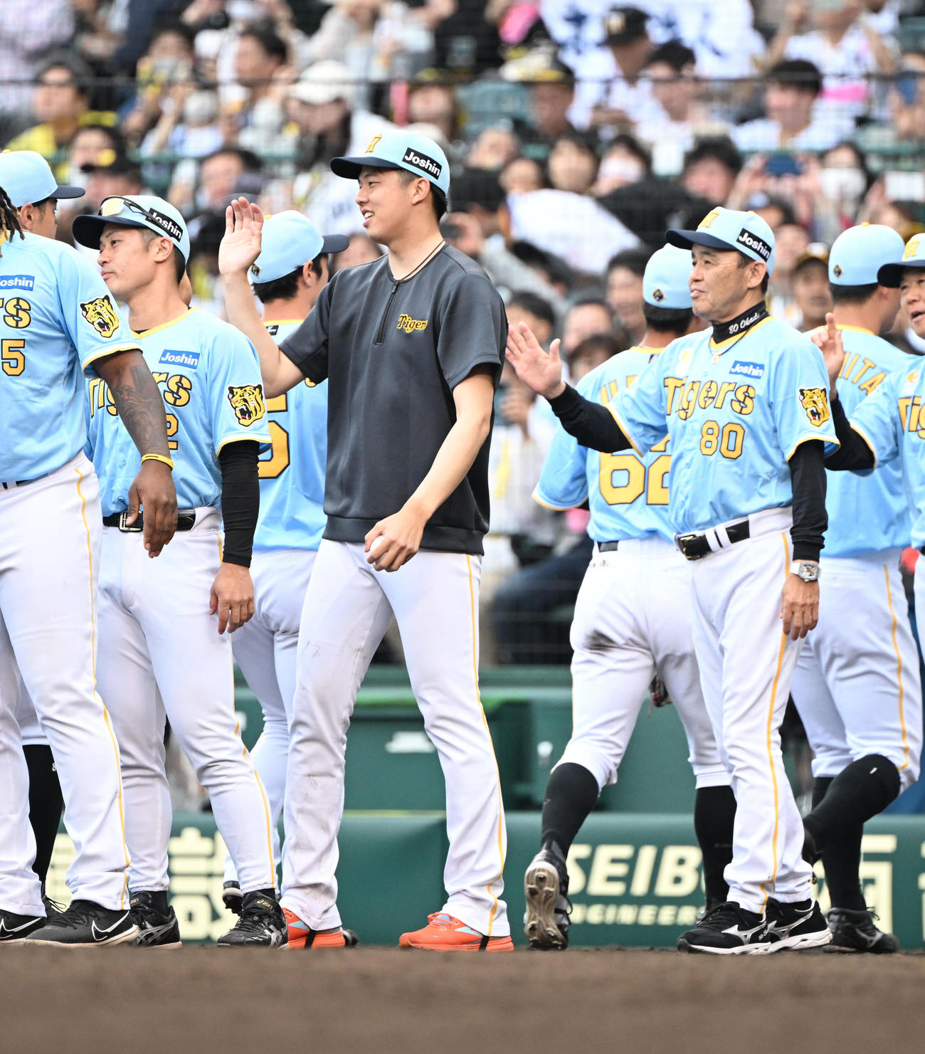 阪神対西武　西武に勝利し岡田監督（右）とナインを迎える才木（撮影・和賀正仁）