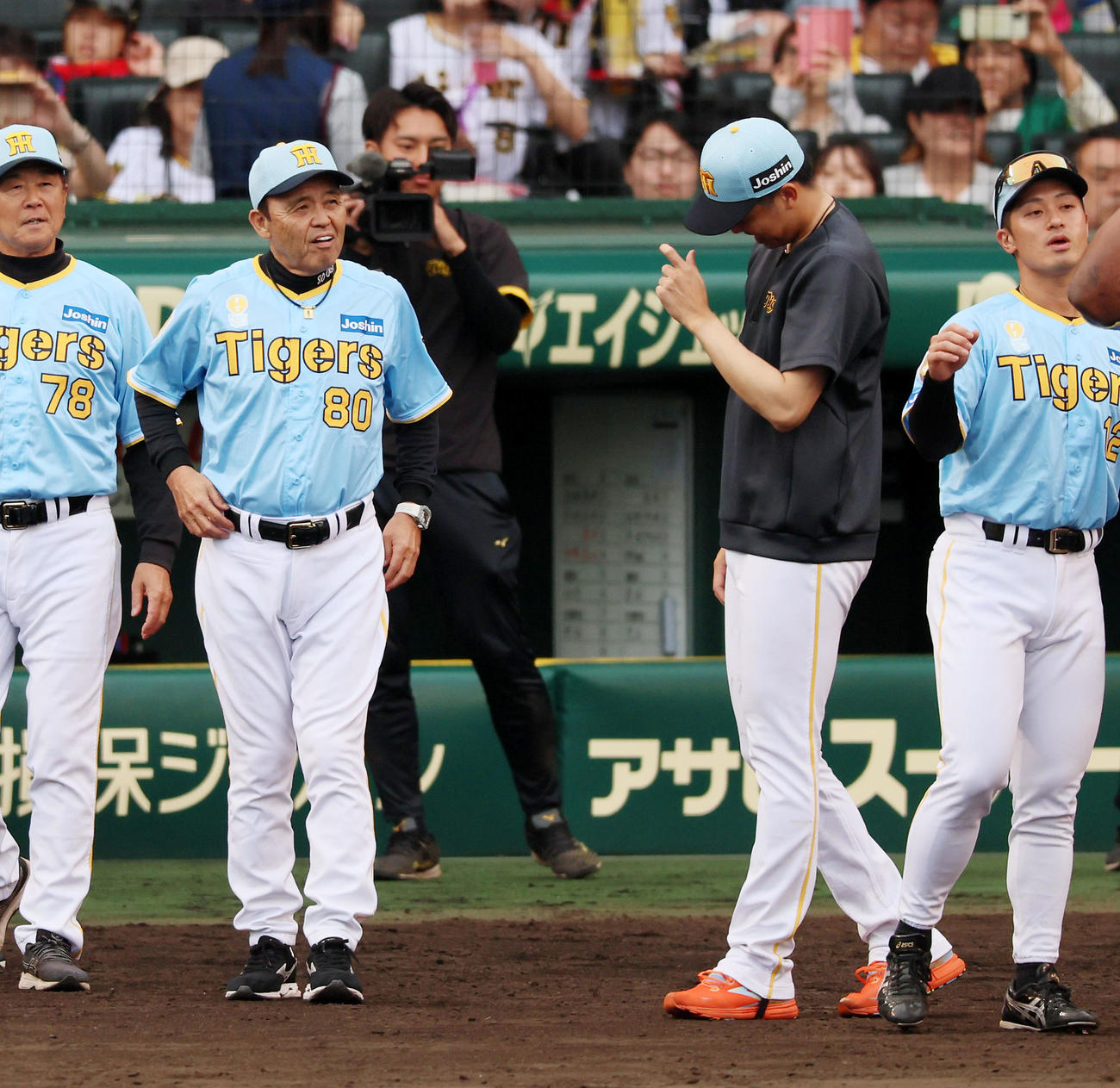 阪神対西武　岡田監督（左）から言葉をかけられて帽子のツバを軽く触る才木（撮影・加藤哉）