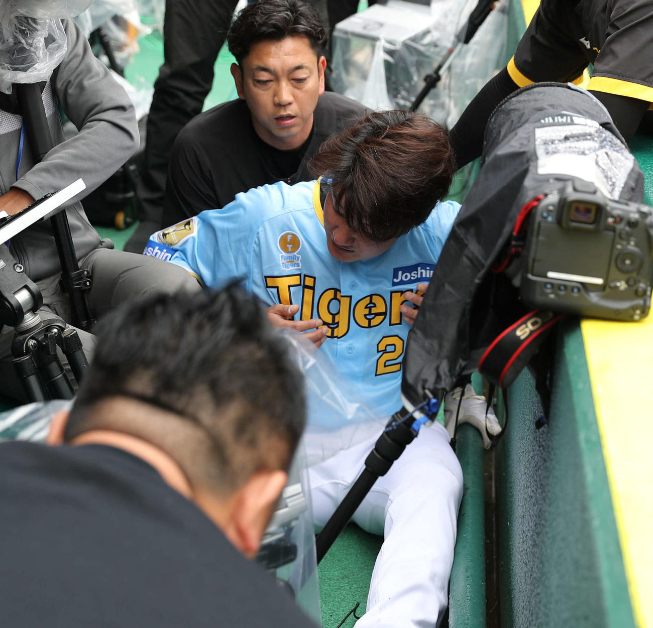 阪神対西武　4回表西武2死一塁、奥村の飛球を追った一塁手渡辺はカメラ席に落ち、しばらくして起き上がる（撮影・西尾就之）