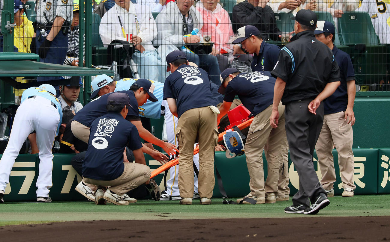 阪神対西武　3回表西武2死一塁、渡辺が奥村の邪飛を追って一塁側カメラマン席へ転落し、、担架も用意されたが…（撮影・加藤哉）