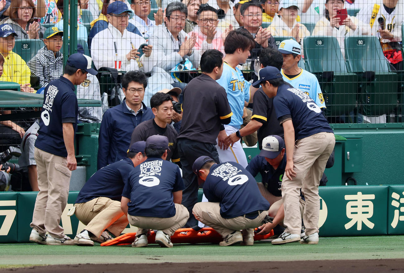 阪神対西武　3回表西武2死一塁、渡辺が奥村の邪飛を追って一塁側カメラマン席へ転落したが自力で歩いてベンチへ引き揚げる（撮影・加藤哉）