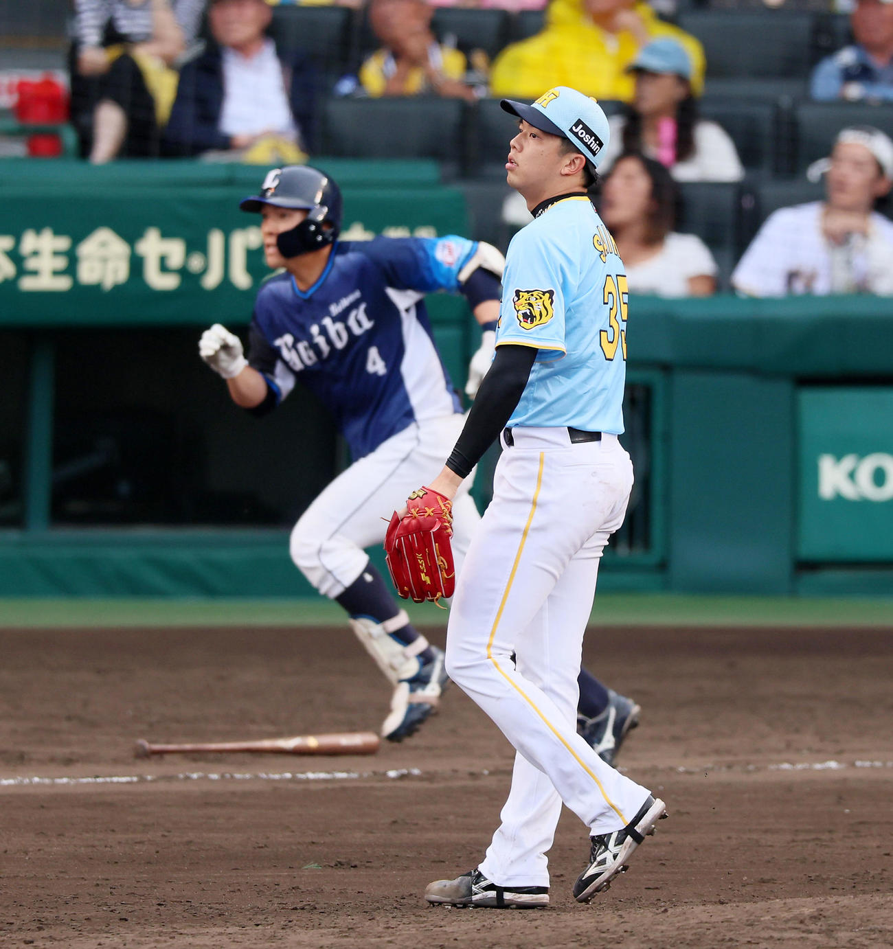 阪神対西武　8回表西武1死、才木は代打山野辺に右三塁打を打たれる（撮影・加藤哉）