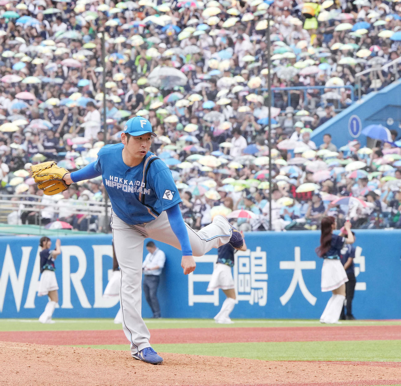 ヤクルト対日本ハム　日本ハム先発の加藤貴は両軍無得点のまま迎えた7回の投球練習に臨む（撮影・小沢裕）
