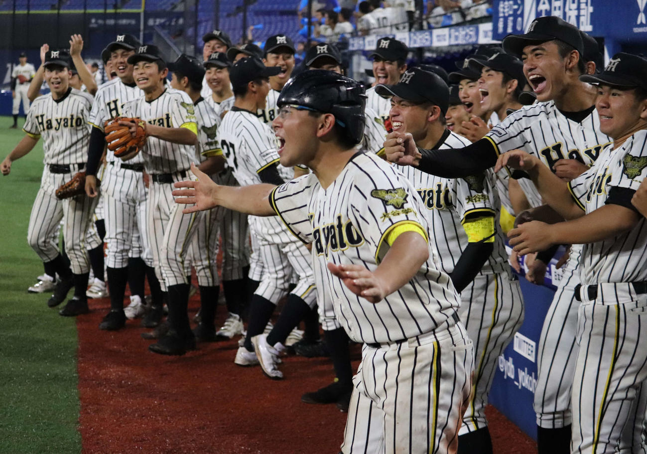 19年6月、横浜隼人時代の「引退試合」でメンバー外の仲間たちのプレーを全力で応援するオリックス佐藤（右から2人目）（撮影・金子真仁）