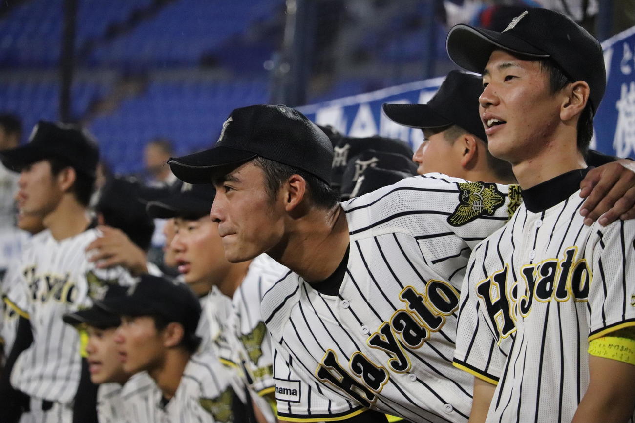 19年6月、横浜隼人時代の「引退試合」でメンバー外の仲間たちのプレーを全力で応援する佐藤（撮影・金子真仁）