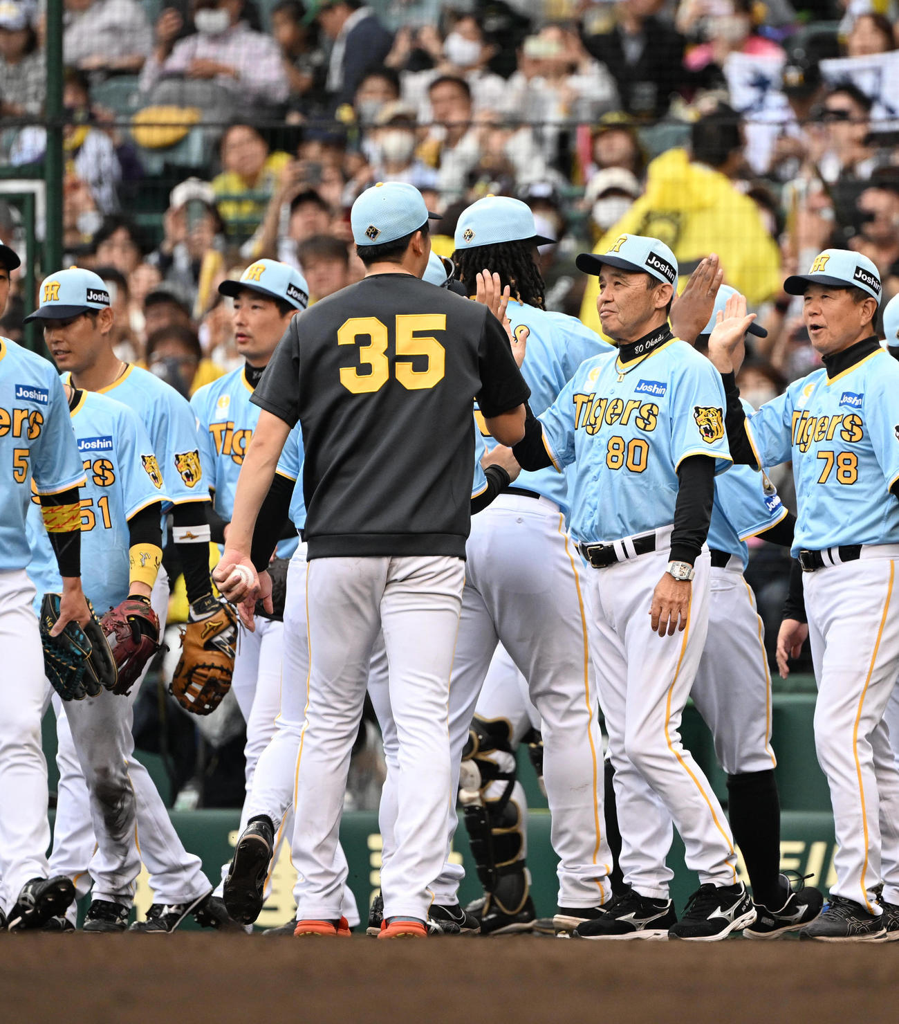 阪神対西武　西武に勝利し岡田監督（中央右）とタッチする才木（撮影・和賀正仁）