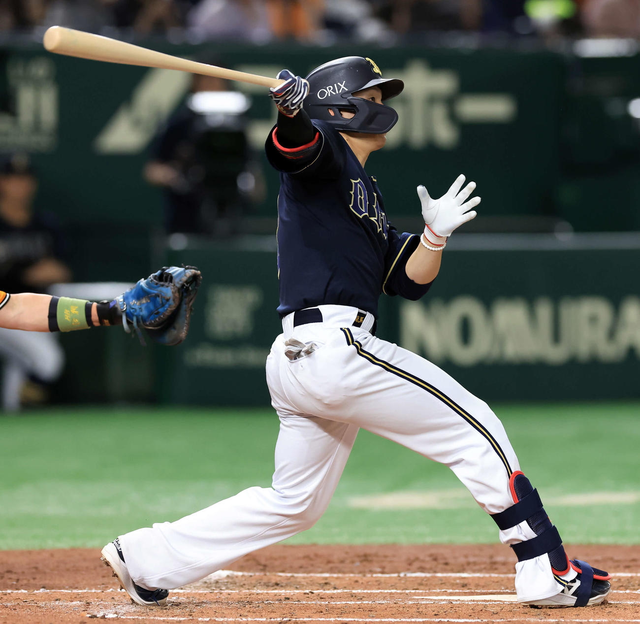 巨人対オリックス　3回表オリックス1死一塁、西川は右越え適時二塁打を放つ（撮影・浅見桂子）
