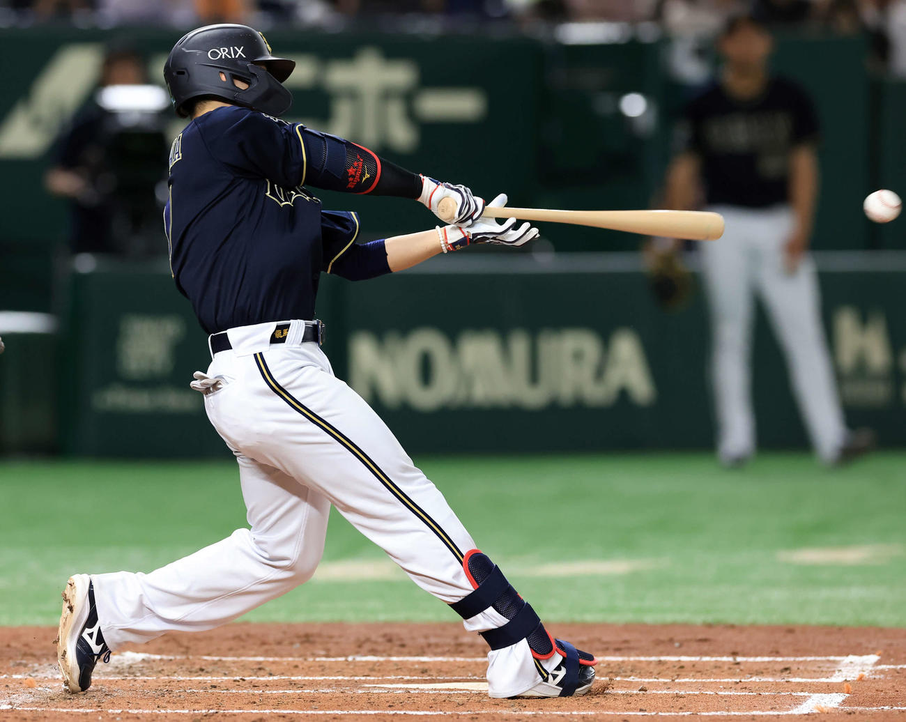 巨人対オリックス　3回表オリックス1死一塁、西川は右越え適時二塁打を放つ（撮影・浅見桂子）