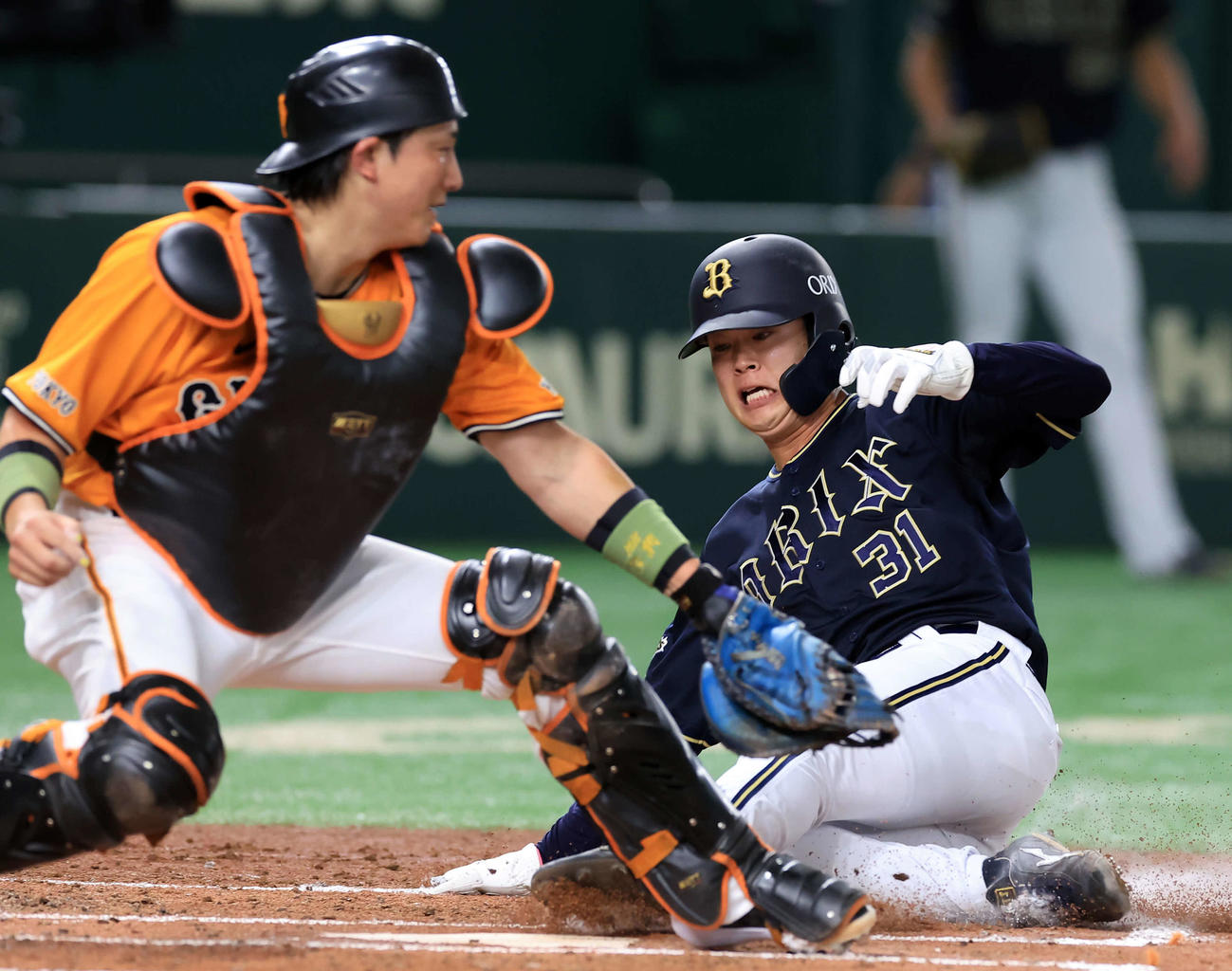 巨人対オリックス　3回表オリックス1死一塁、西川の右越え適時二塁打で生還する太田。捕手小林（撮影・浅見桂子）