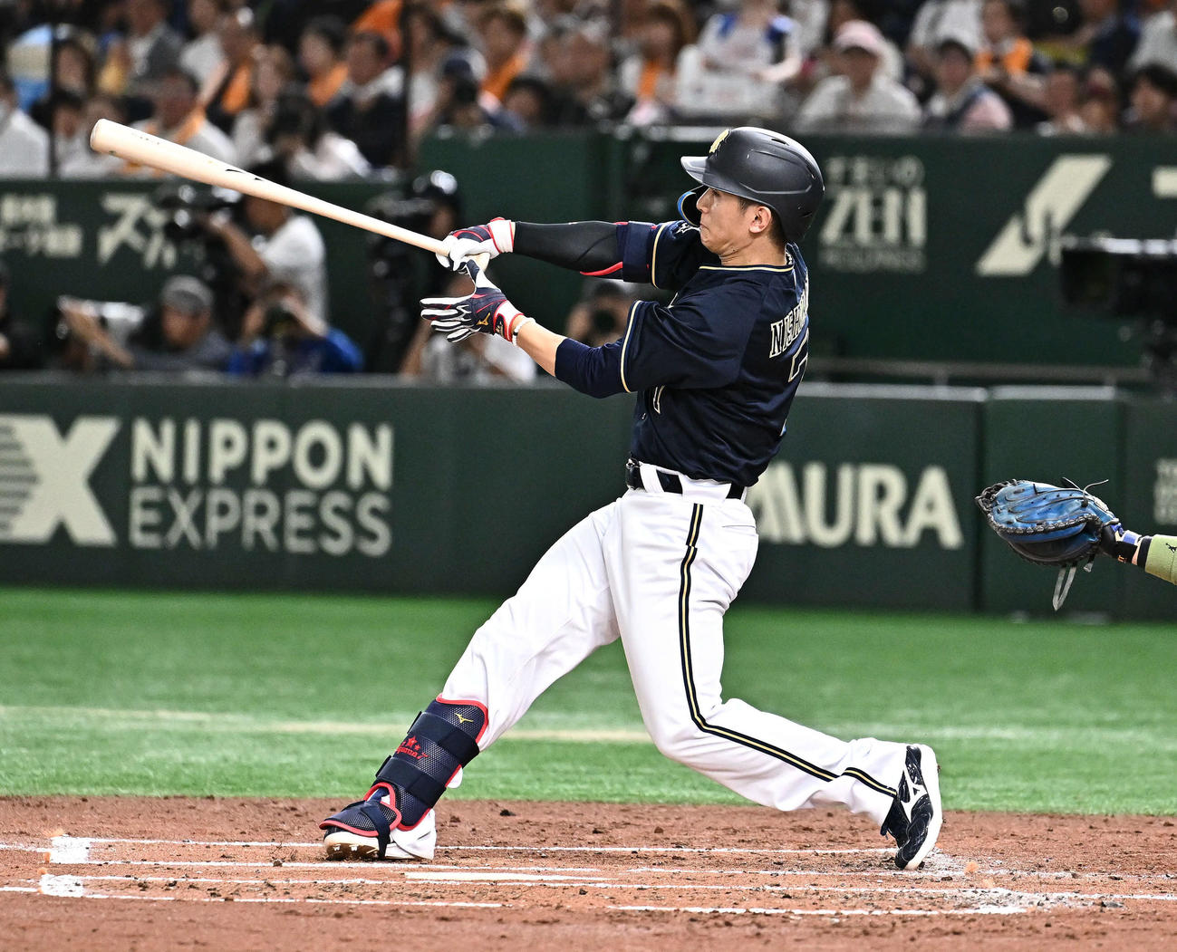 巨人対オリックス　3回表オリックス1死一塁、西川は右翼に適時二塁打を放つ（撮影・滝沢徹郎）