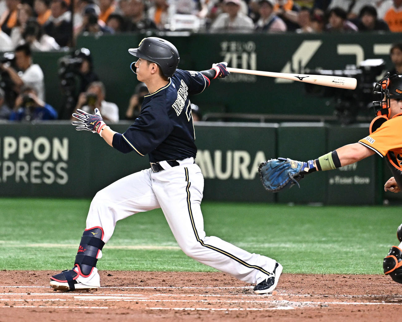 巨人対オリックス　3回表オリックス1死一塁、西川は右翼に適時二塁打を放つ（撮影・滝沢徹郎）