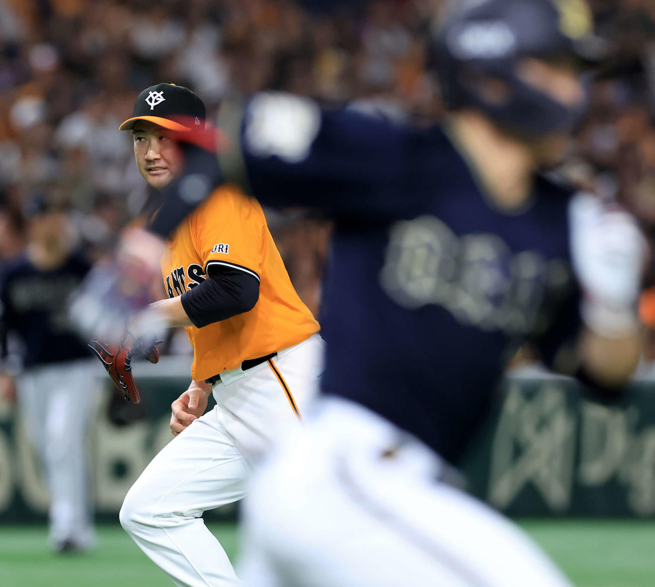 巨人対オリックス　3回表オリックス1死一塁、西川（手前）に右越え適時二塁打を許し、カバーに走る菅野（撮影・浅見桂子）