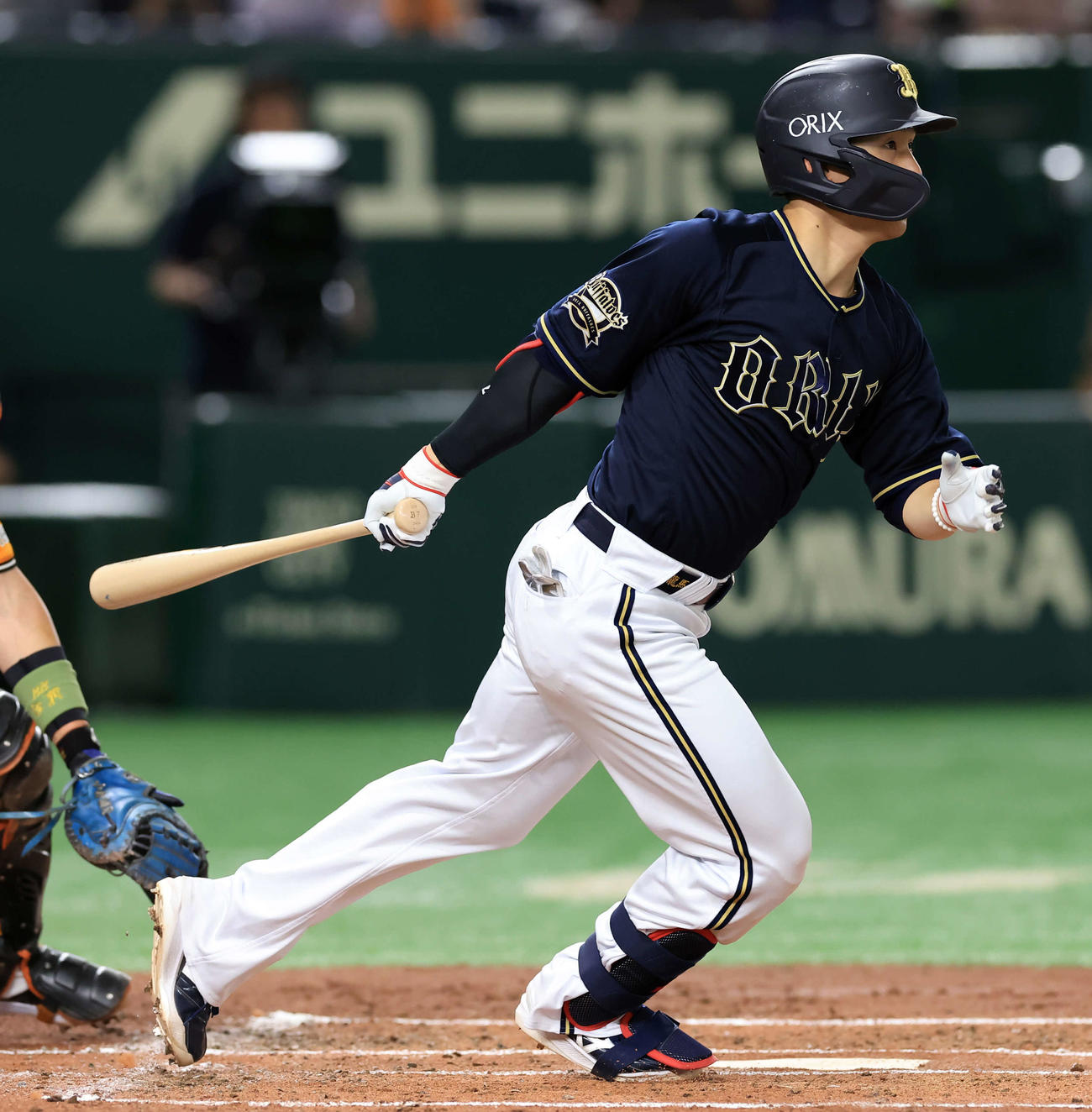 巨人対オリックス　3回表オリックス1死一塁、西川は右越え適時二塁打を放つ（撮影・浅見桂子）
