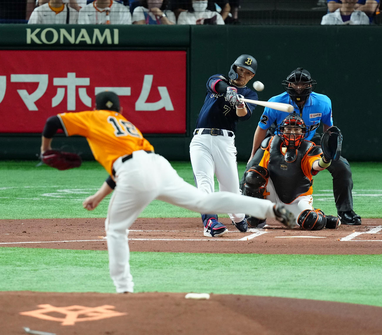 巨人対オリックス　1回表オリックス1死一、二塁、先制の適時二塁打を放つ西川。投手菅野（撮影・たえ見朱実）