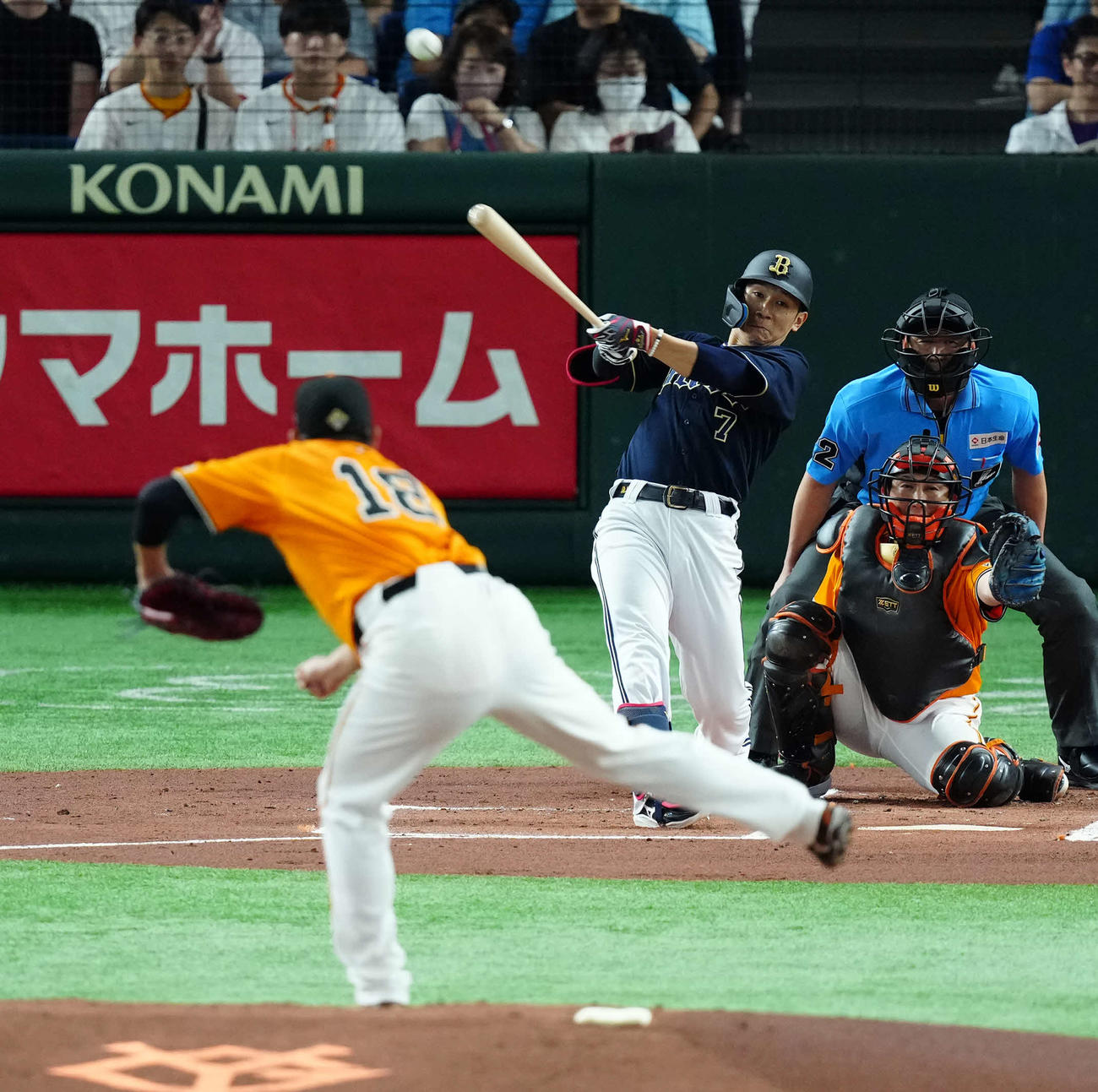 巨人対オリックス　1回表オリックス1死一、二塁、先制の適時二塁打を放つ西川。投手菅野（撮影・たえ見朱実）
