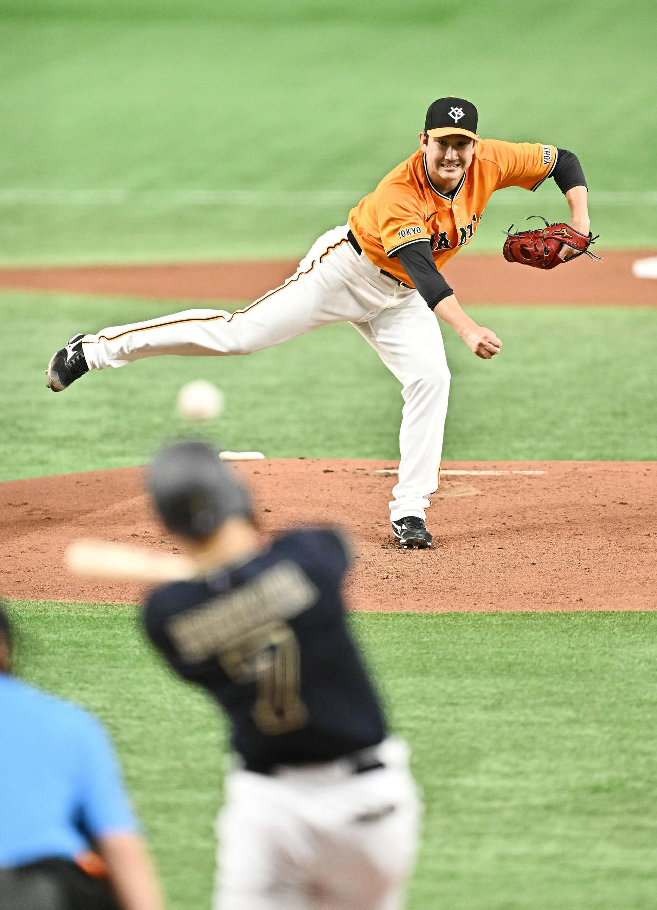 巨人対オリックス　1回表オリックス1死一、二塁、西川に先制適時二塁打を許す菅野（撮影・滝沢徹郎）