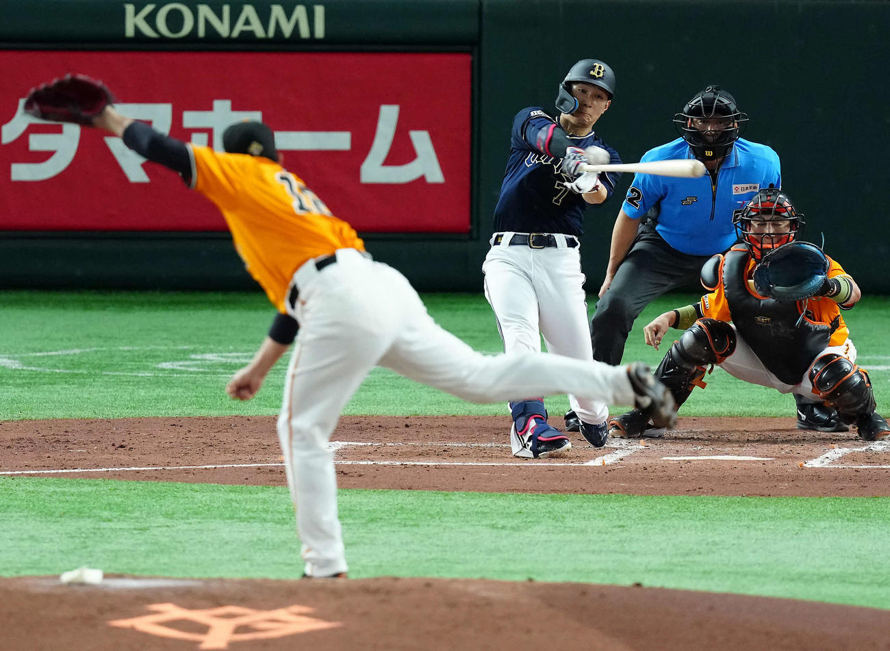 巨人対オリックス　3回表オリックス1死一塁、右前に適時二塁打を放つ西川。投手菅野（撮影・たえ見朱実）