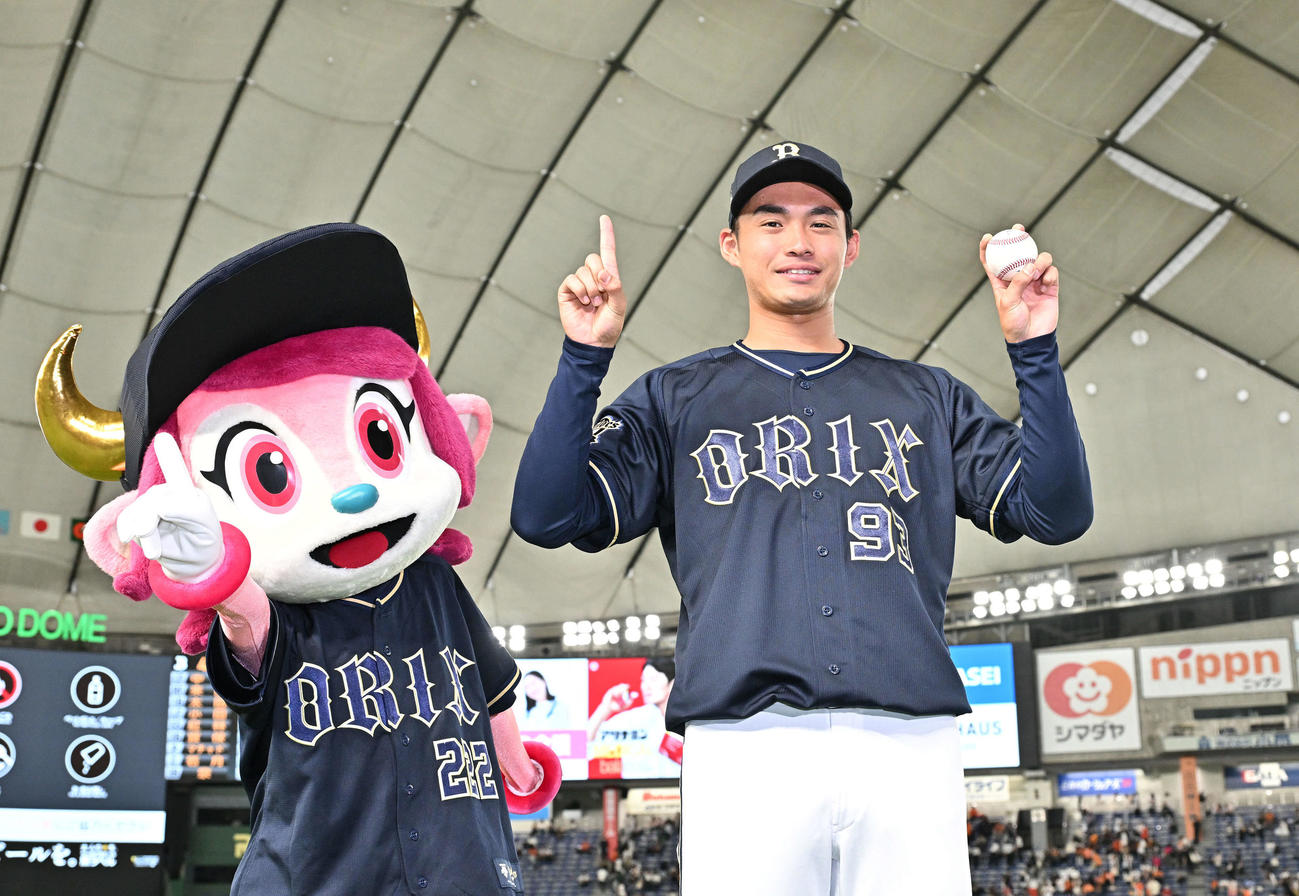 巨人対オリックス　プロ初勝利のオリックス佐藤は記念球を手にバファローベルとポーズを決める（撮影・滝沢徹郎）