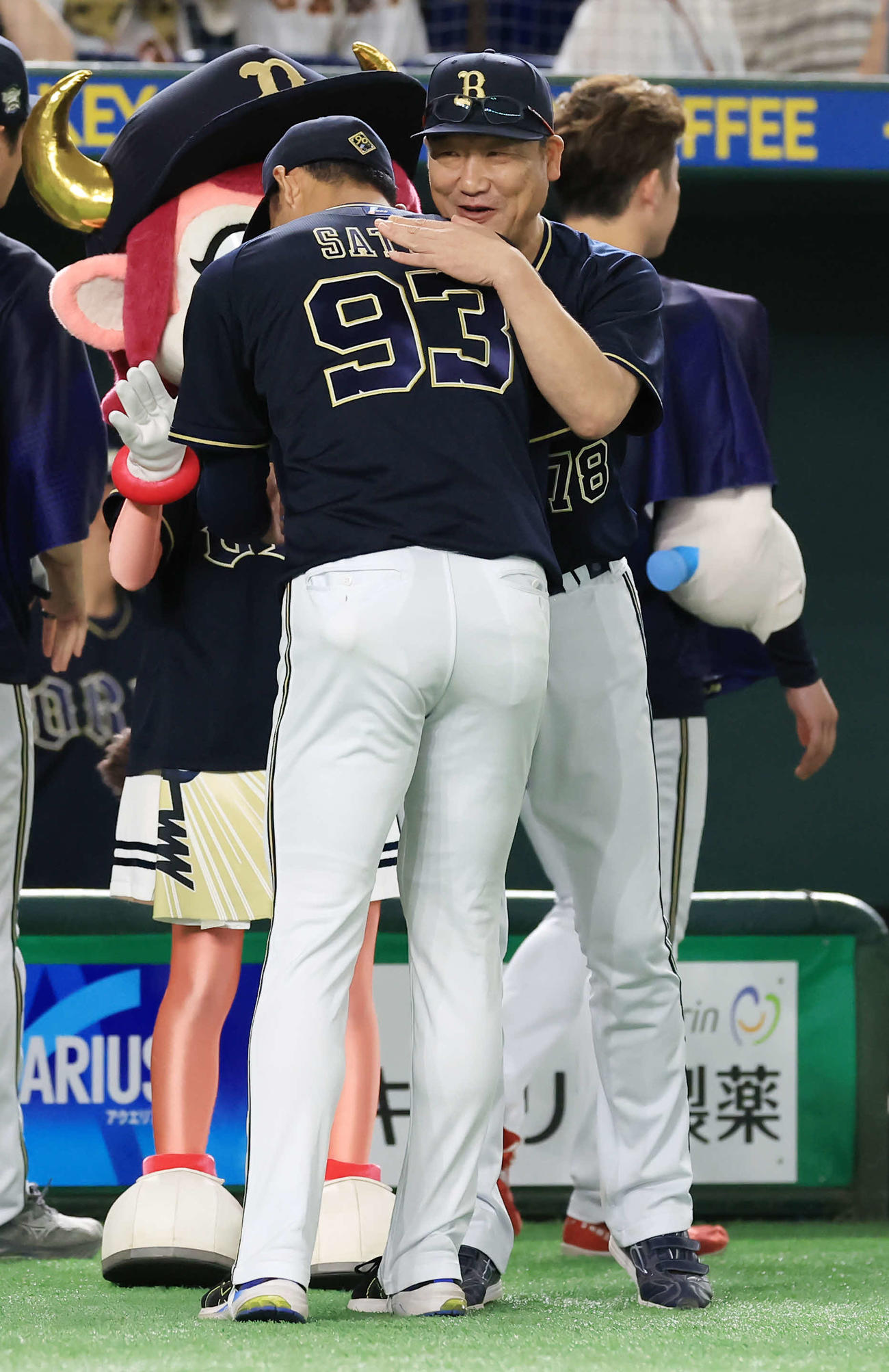 巨人対オリックス　初登板初勝利のオリックス佐藤（手前）は中嶋監督から抱擁の祝福を受ける（撮影・浅見桂子）