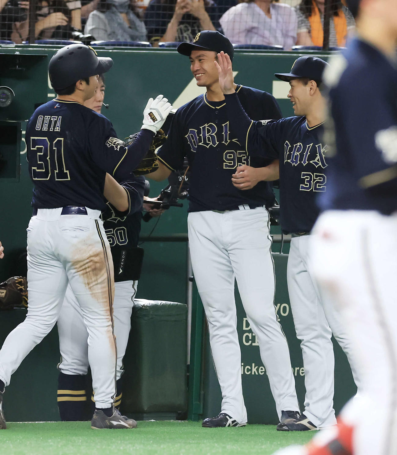 巨人対オリックス　3回表オリックス1死一塁、西川の右越え適時二塁打で生還した太田（左）を笑顔で迎える佐藤（中央）（撮影・浅見桂子）