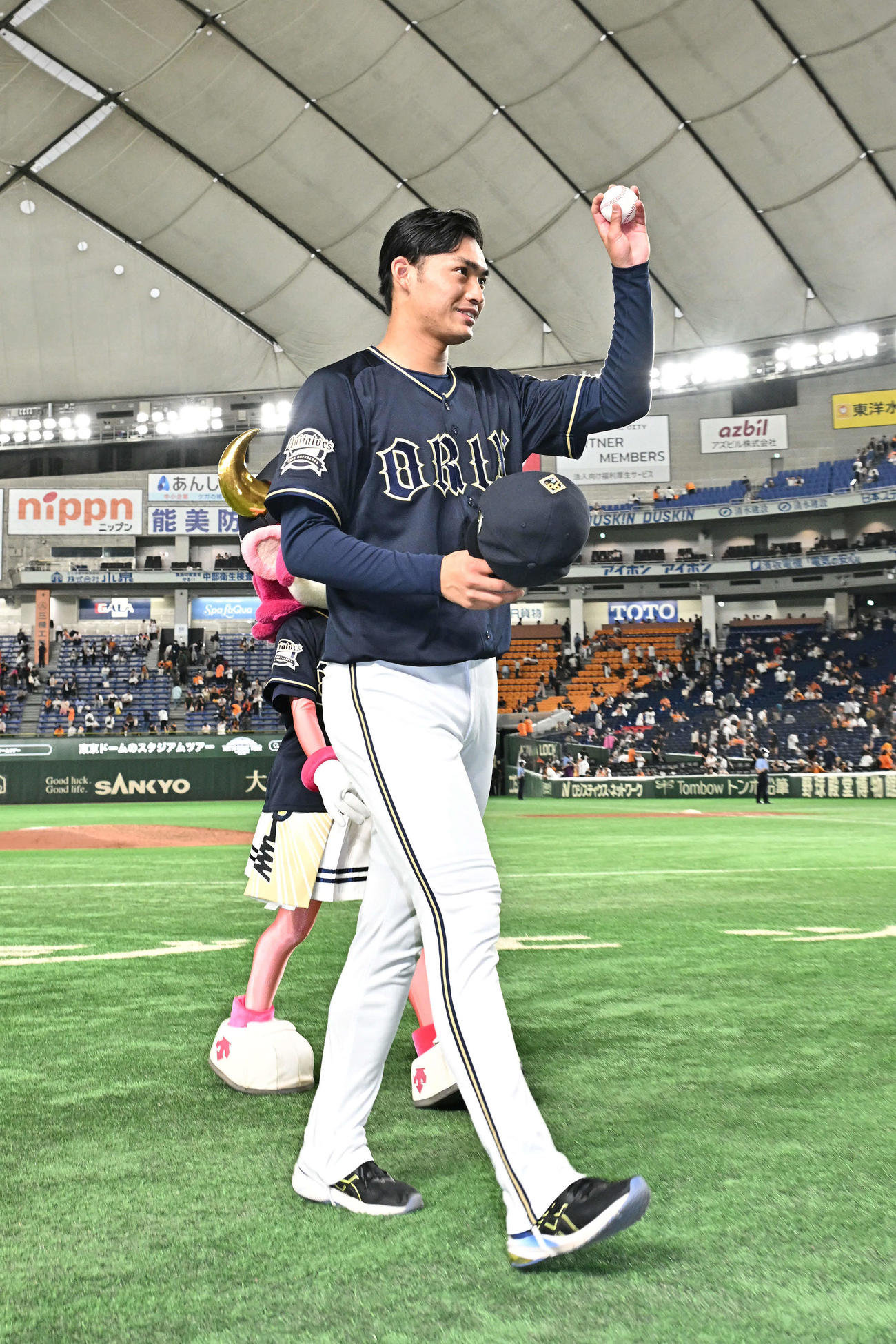 巨人対オリックス　ヒーローインタビューを終えファンの声援に応えるオリックス佐藤（撮影・滝沢徹郎）