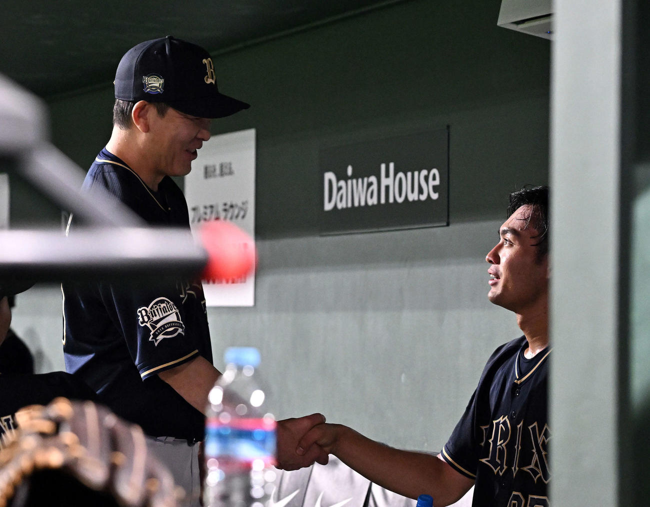 巨人対オリックス　5回を投げ終えたオリックス先発の佐藤（右）は厚沢投手コーチと握手を交わす（撮影・滝沢徹郎）