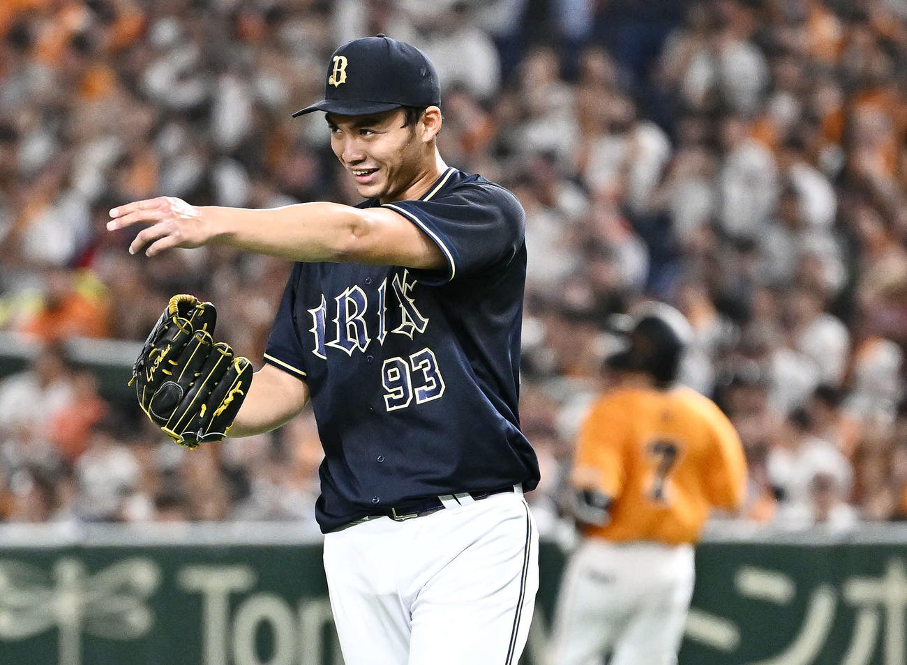 巨人対オリックス　2回裏巨人1死、長野（後方）を三ゴロに打ち取り笑顔の佐藤（撮影・滝沢徹郎）