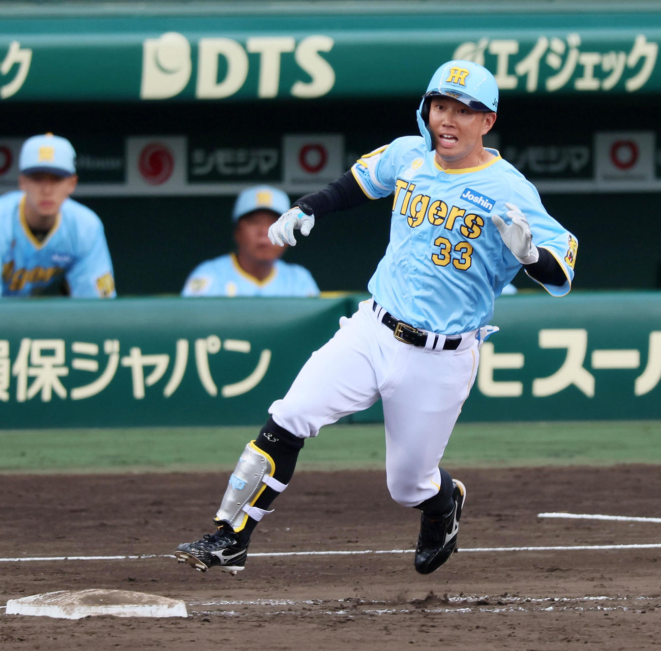 阪神対西武　7回裏阪神無死、糸原は中前打を放つ（撮影・加藤哉）