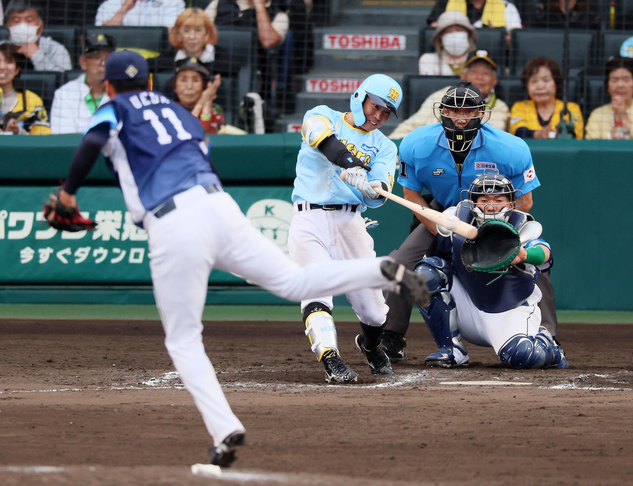 阪神対西武　8回裏阪神無死、糸原は右二塁打を放つ。投手は上田（撮影・加藤哉）