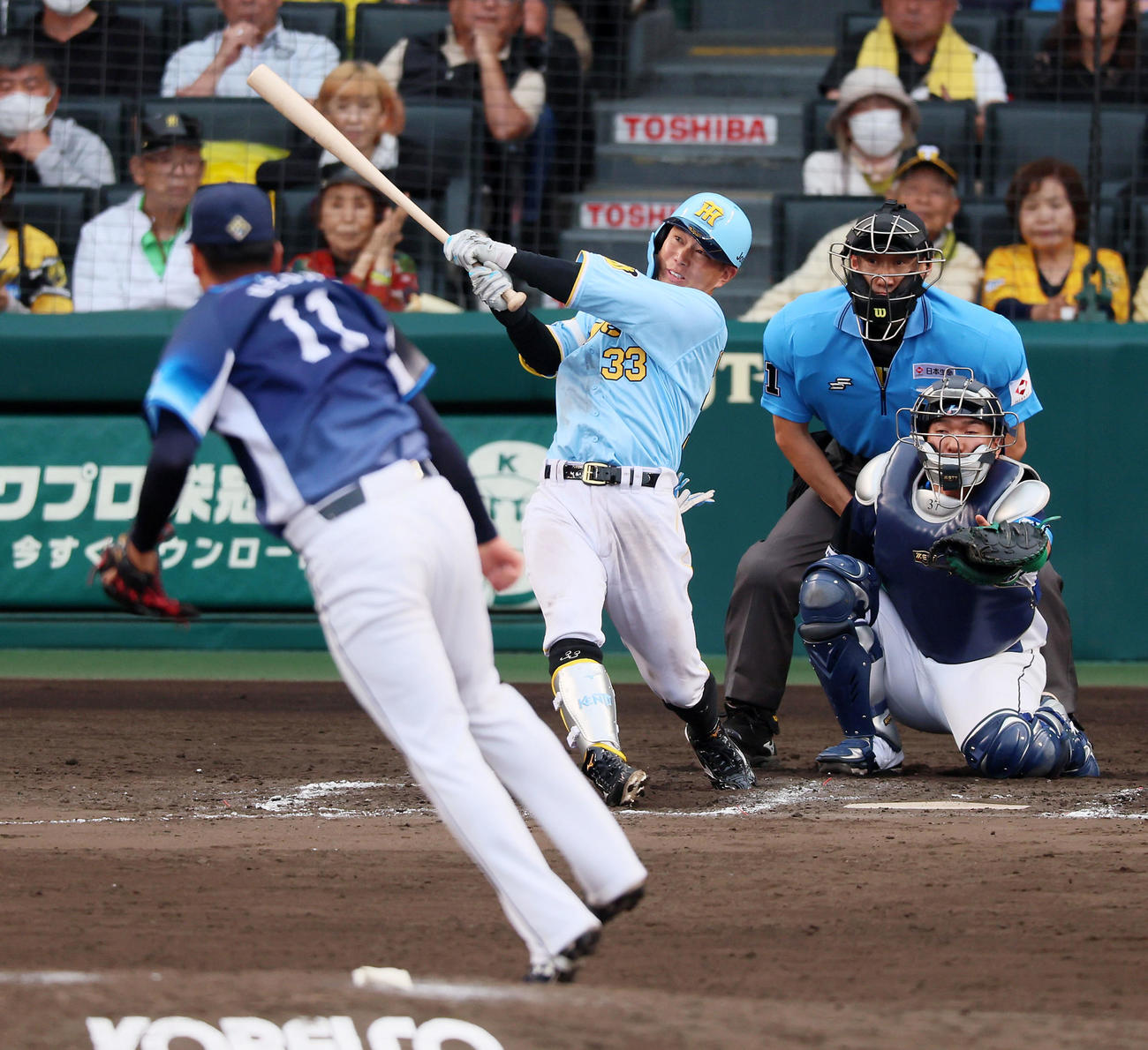 阪神対西武　8回裏阪神無死、糸原は右二塁打を放つ。投手は上田（撮影・加藤哉）