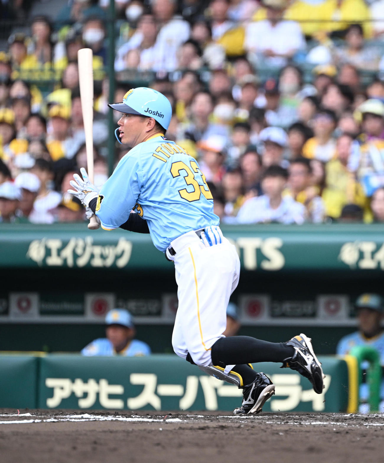 阪神対西武　7回裏阪神無死、中前打を放つ糸原（撮影・和賀正仁）