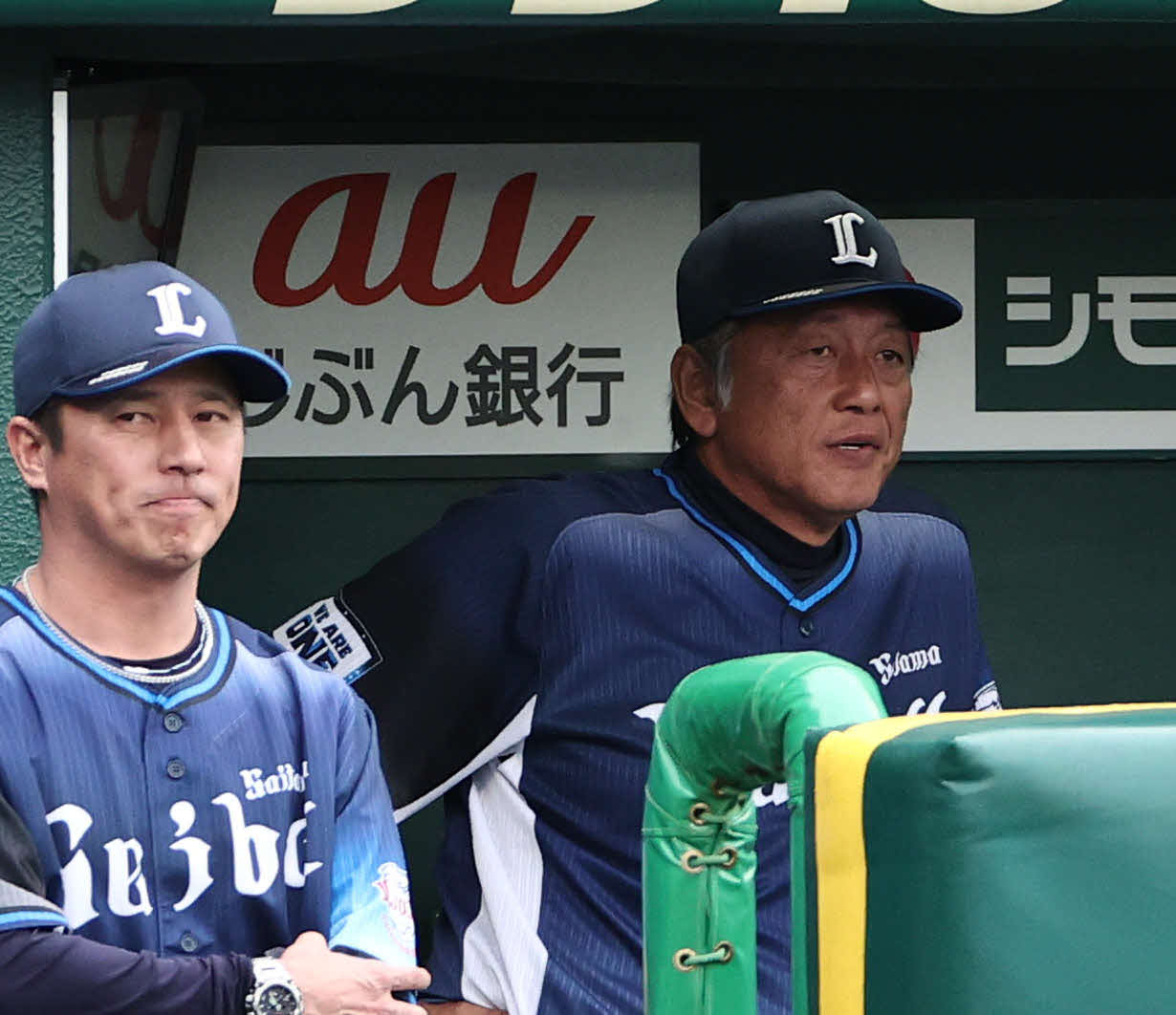 阪神対西武　渋い表情で試合を見守る西武渡辺監督代行（右）（撮影・西尾就之）