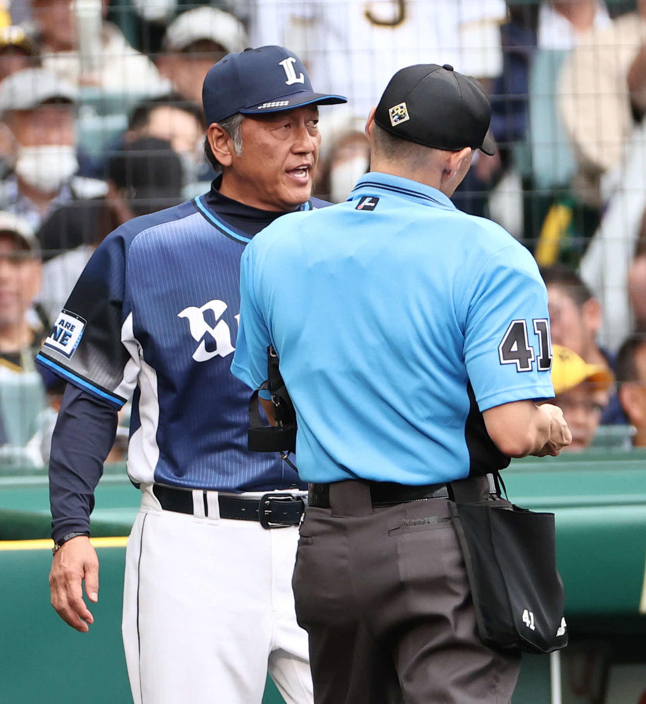 阪神対西武　選手交代を告げる西武渡辺監督代行（撮影・西尾就之）
