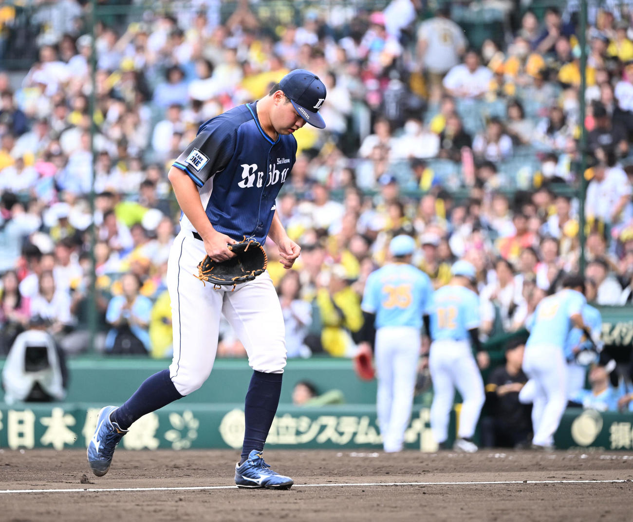 阪神対西武　7回途中で降板する西武渡辺（撮影・和賀正仁）