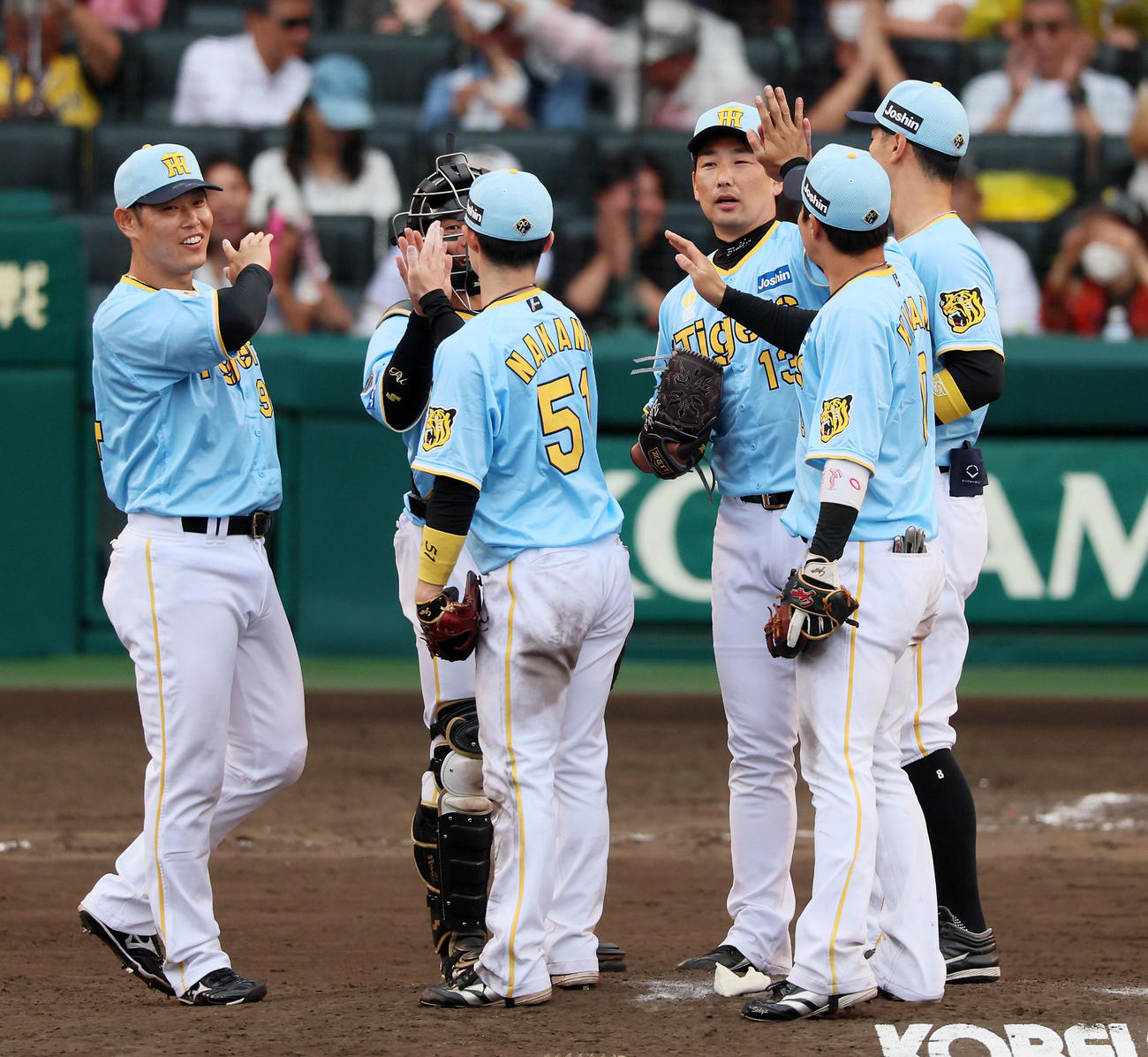 阪神対西武　西武に勝利しナインとタッチする岩崎（撮影・加藤哉）