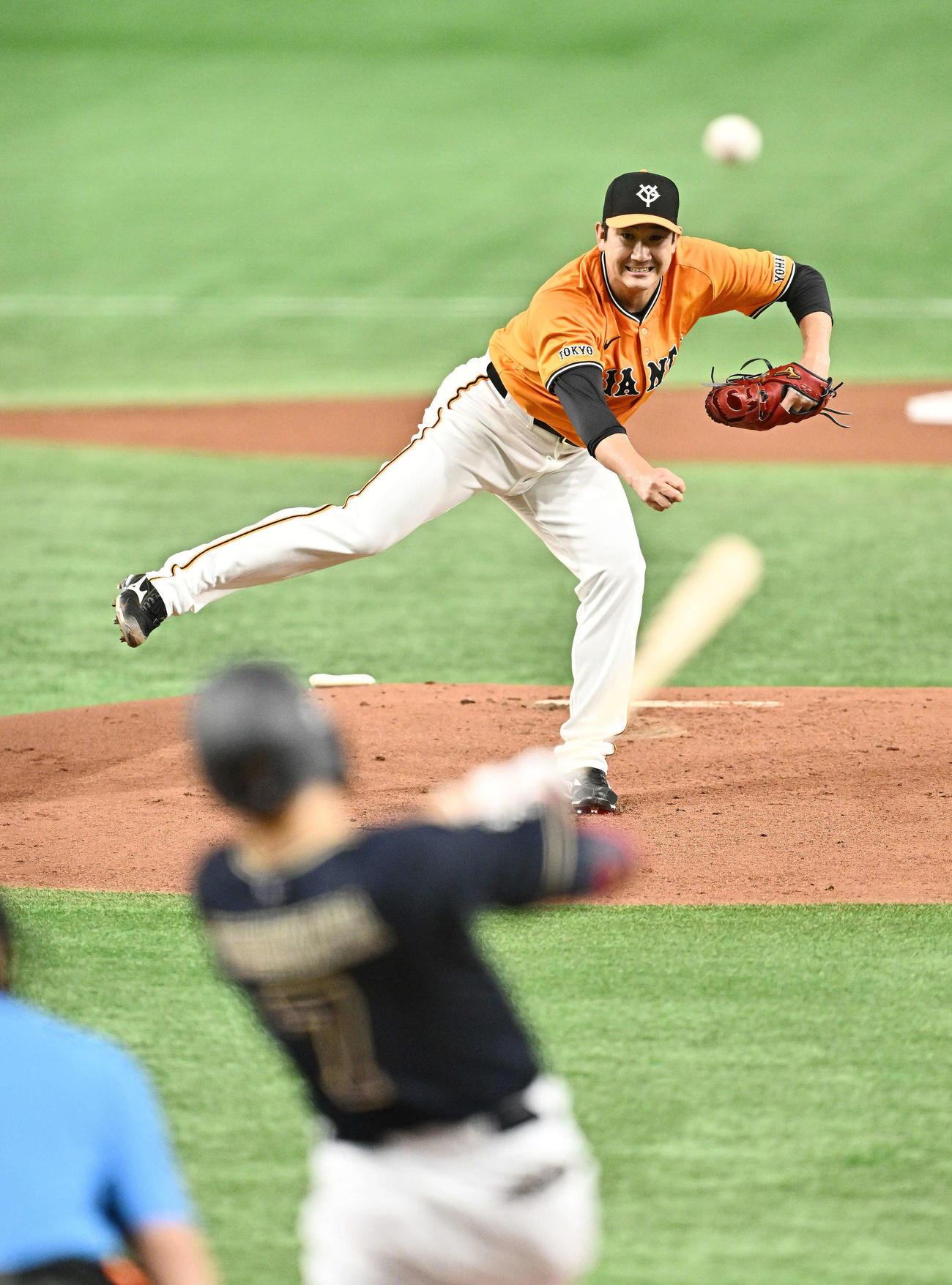 巨人対オリックス　1回表オリックス1死一、二塁、西川に先制適時二塁打を許す菅野（撮影・滝沢徹郎）